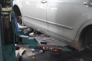 汽车维修中底盘检修场景