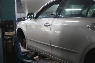 汽车维修中的银色轿车