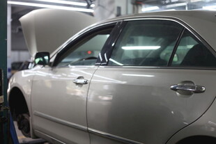 汽车维修车间内的轿车