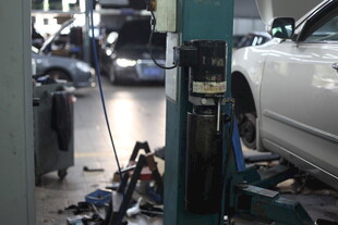 汽车维修车间作业场景