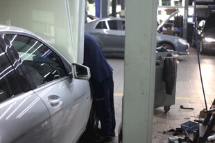 汽车维修车间工作场景