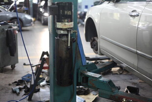 汽车维修车间作业场景