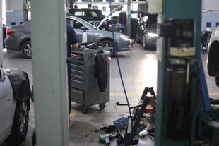 汽车维修车间内部场景