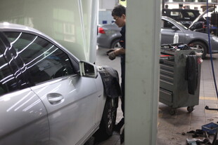 工人车间内专注维修汽车