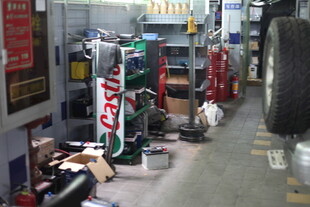 汽车维修车间内景