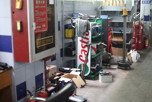 室内杂乱堆放的物品场景