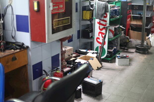 汽车维修车间内景