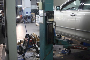 汽车维修车间内景