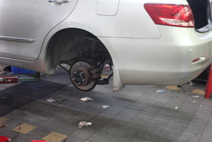 汽车后轮维修场景