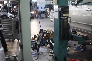 汽车维修车间作业场景