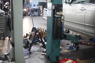 汽车维修车间作业场景