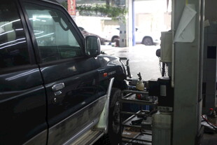 汽车维修车间内的车辆