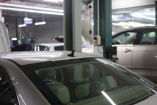 汽车维修车间内的车辆