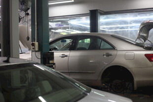 汽车维修车间内的车辆