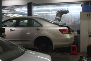 汽车维修车间内的车辆