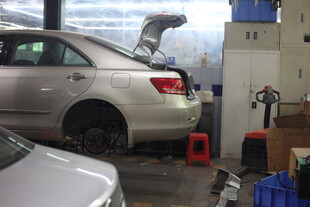 汽车维修车间场景