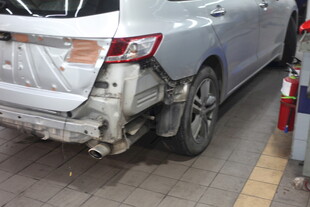 银色轿车后部碰撞受损