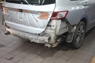 银色轿车后部严重碰撞受损