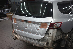 银色SUV后部受损画面