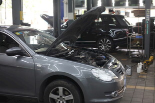 汽车维修车间内的车辆