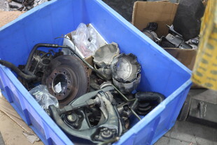 蓝色箱内的废旧机械零件