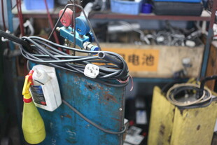 工业气瓶与杂乱管线