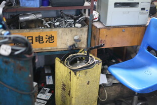 老旧维修设备与蓝色座椅