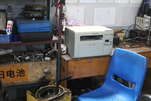 室内老旧电器与蓝色座椅