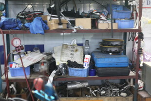 杂乱工具架上的多样物品