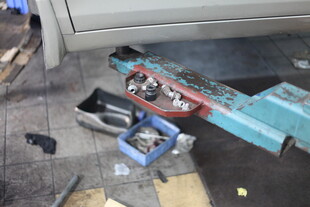 车内散落的工具与零件