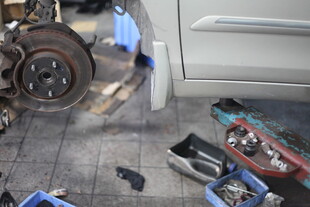 汽车刹车维修现场