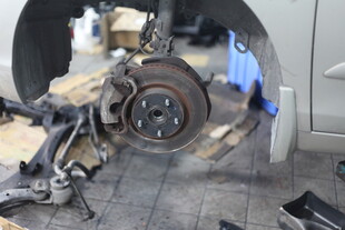 汽车刹车部件维修场景