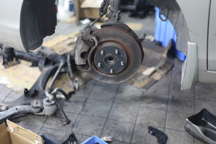 汽车刹车部件维修场景