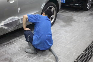 工人专注维修汽车轮胎