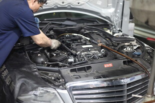 技师检修汽车发动机