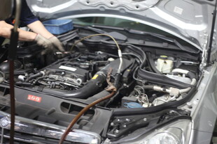 汽车发动机维修操作