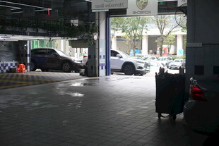 地下停车场内车辆停放场景