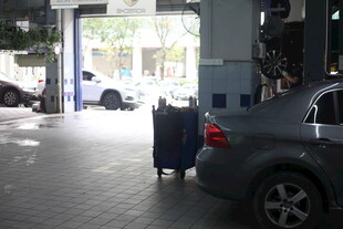 汽车在维修车间进行检修