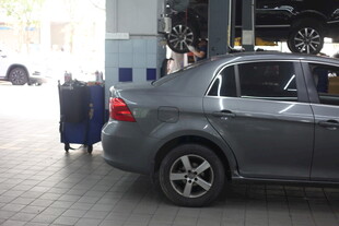 汽车在维修车间进行检修