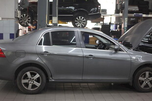 汽车维修场景中的灰色轿车