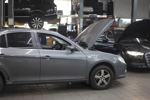 汽车维修车间内的检修车辆