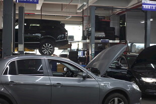 汽车维修车间内的忙碌场景