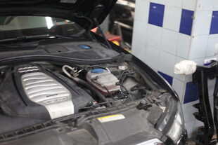 汽车发动机舱细节展示