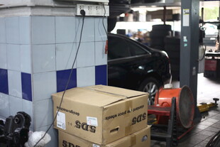 仓库内堆放的纸箱及设备