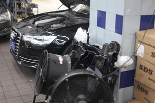 汽车维修车间内的设备