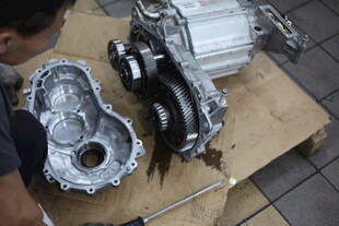 工人维修金属机械部件