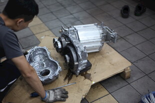工人维修拆解汽车变速器