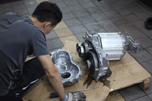 工人专注修理机械部件