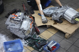 工人维修拆解发动机部件