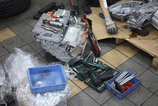 杂乱堆放的各类零件工具